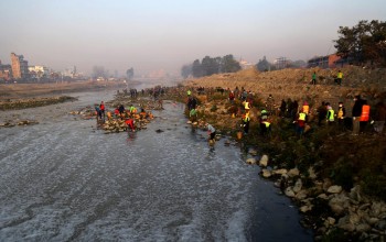 वाग्मती सफाइ महाअभियानको ४२६औँ हप्ताको सफाइ: थापाथली किनारमा वृक्षरोपण